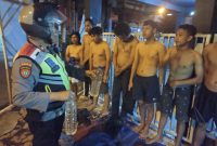 Keterangan Gambar : Kapolsek Mojoroto Kompol Mukhlason menginterogasi para remaja yang kedapatan sedang menggelar pesta minuman keras beralkohol jenis arak, pada Minggu dini hari, 11 Februari 2024, di bahu jalan, Jalan Bandar Ngalim Kecamatan Mojoroto Kota Kediri Jawa Timur.