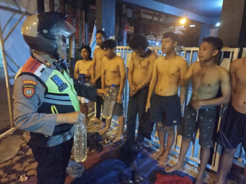 Keterangan Gambar : Kapolsek Mojoroto Kompol Mukhlason menginterogasi para remaja yang kedapatan sedang menggelar pesta minuman keras beralkohol jenis arak, pada Minggu dini hari, 11 Februari 2024, di bahu jalan, Jalan Bandar Ngalim Kecamatan Mojoroto Kota Kediri Jawa Timur.