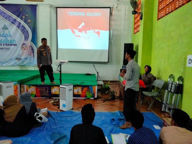 Keterangan Gambar : Kapolsek Mojoroto Kompol Mukhlason mendengar secara seksama pertanyaan dari salah satu pelajar SMK 2 PGRI Kediri saat sesi tanya jawab