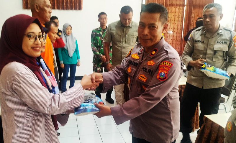 Kapolsek Mojoroto Kompol Mukhlason memberikan paket sembako kepada 5 orang pertama yang berani bertanya, berikan kritik dan saran kepada Polisi saat acara JUMAT CURHAT, pada Jumat (14/06/2024), di Kantor Kecamatan Mojoroto.