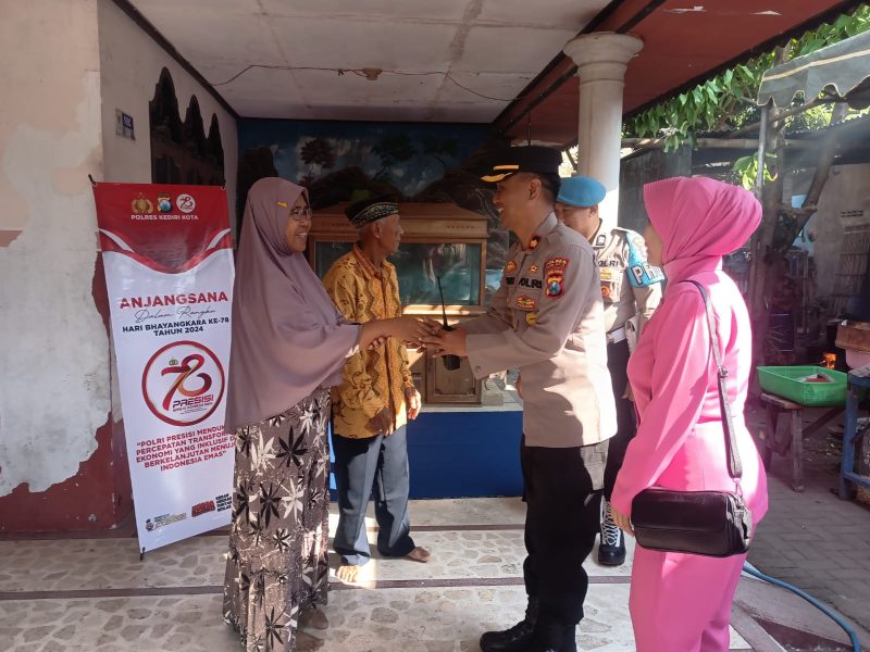 Kapolsek Pesantren Komisaris Polisi Siswandi, S.H melakukan anjangsana ke kediaman Purnawirawan dan Warakawuri Polri, Rabu siang 26 Juni 2024, dalam rangka sambut HUT Bhayangkara ke 78