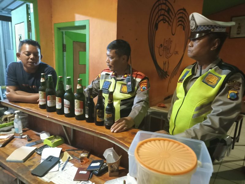 Kapolsek Mojoroto Kompol Mukhlason bersama para perwira dan personel Polsek Mojoroto, Mojo dan Semen melakukan Operasi Gabungan Rayon II Polres Kediri Kota 