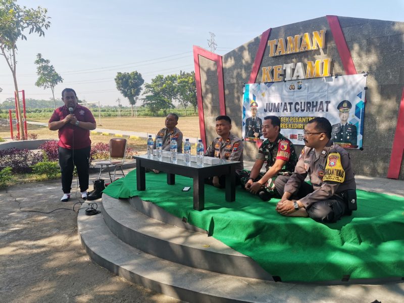 Kapolsek Pesantren Kompol Siswandi menyampaikan materi saat kegiatan Jum'at Curhat di Taman Ketami, yang berlokasi di Kelurahan Ketami, Kecamatan Pesantren, Kota Kediri Jawa Timur. ( Foto : Kapolsek Pesantren Kompol Siswandi )