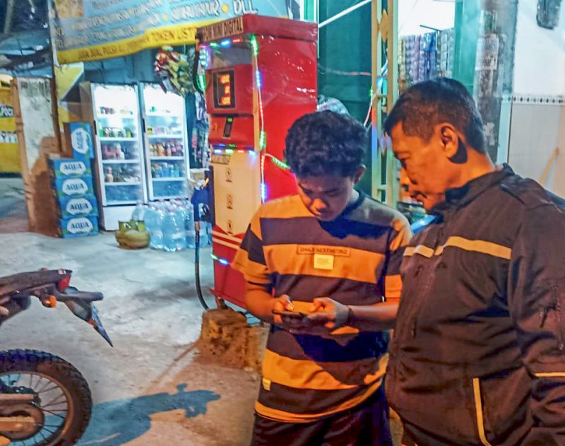 Kapolsek Mojoroto Kompol Mukhlason saat melakukan dialogis dengan penjaga ' Warung Kelontong Madura ' di wilayah Kelurahan Gayam, Kecamatan Mojoroto, Kota Kediri. 