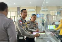 Kasat lantas Polres Kediri Kota AKP Afandy Dwi Takdir memeriksa seluruh pelayanan Samsat Kota Kediri serta melakukan beberapa evaluasi. ( Foto : Polres Kediri Kota/ Humas )