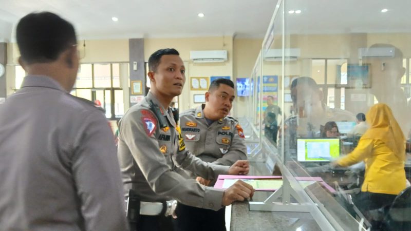 Kasat lantas Polres Kediri Kota AKP Afandy Dwi Takdir memeriksa seluruh pelayanan Samsat Kota Kediri serta melakukan beberapa evaluasi. ( Foto : Polres Kediri Kota/ Humas )