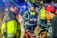 Tampak Kabag Ops Polres Kediri Kota Kompol Mukhlason, Kanit Gakkum Satlantas Polres Kediri Kota Ipda Andi Anang Dwi Fauzi Sulaiman, dan para personel jajaran Polres Kediri Kota sedang mendatangi serta melakukan pemeriksaan terhadap puluhan pesilat yang kedapatan sedang berkerumun di wilayah Banyakan, Kabupaten Kediri.