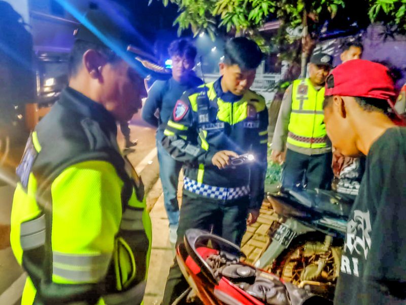 Tampak Kabag Ops Polres Kediri Kota Kompol Mukhlason, Kanit Gakkum Satlantas Polres Kediri Kota Ipda Andi Anang Dwi Fauzi Sulaiman, dan para personel jajaran Polres Kediri Kota sedang mendatangi serta melakukan pemeriksaan terhadap puluhan pesilat yang kedapatan sedang berkerumun di wilayah Banyakan, Kabupaten Kediri.