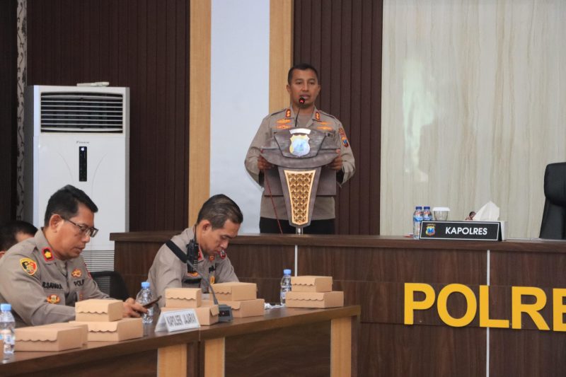 Kapolres Kediri Kota AKBP Bramastyo priaji menyampaikan pemaparan saat rapat koordinasi pengamanan kegiatan pengesahan warga baru PSHT di Rupatama Mapolres, pada Jumat 20 Juni 2025