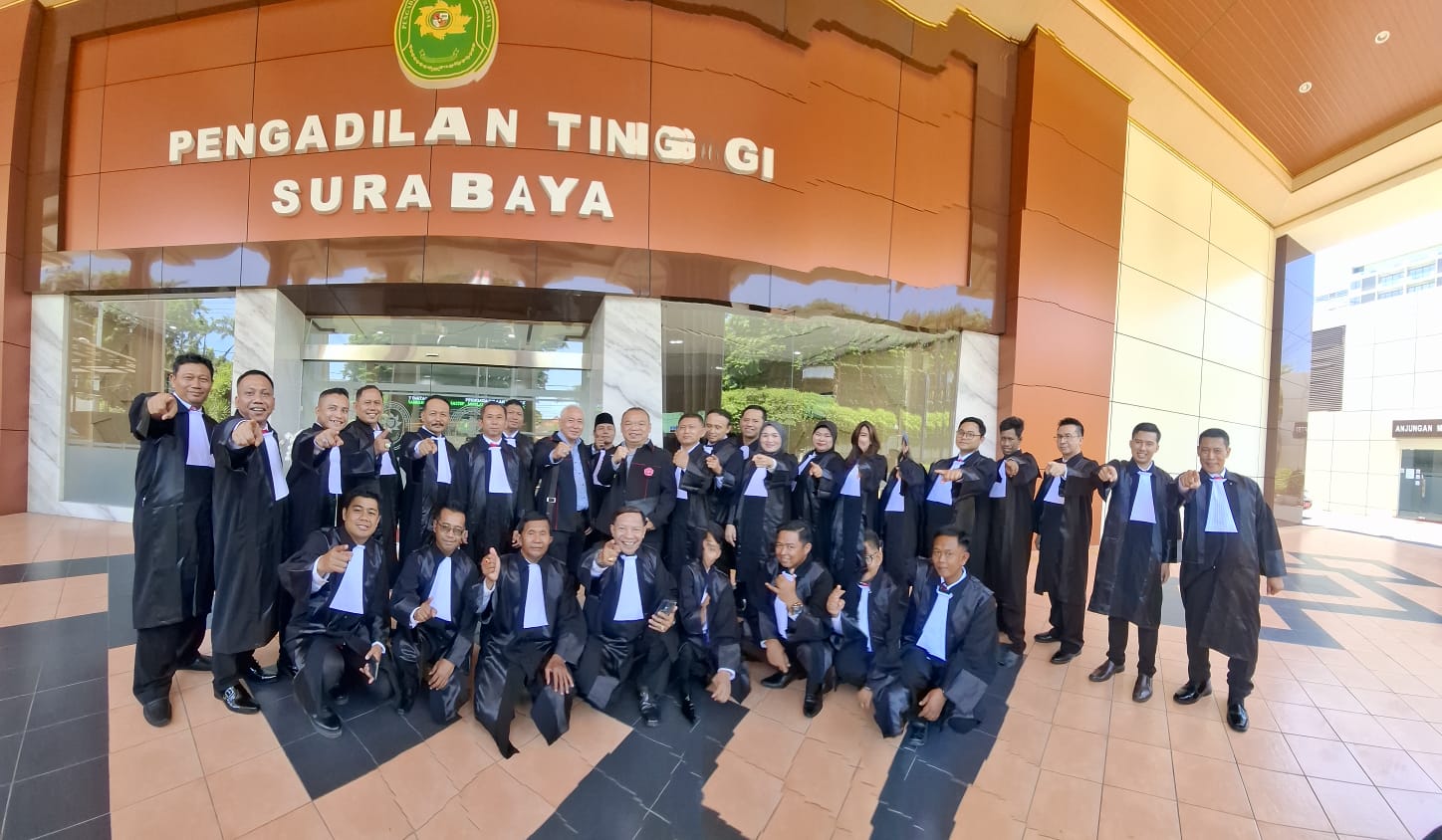 Para advokat baru bersama jajaran pengurus BPW PERADIN Jawa Timur dan perwakilan BPP PERADIN berfoto bersama usai prosesi pelantikan dan pengambilan sumpah advokat mandiri di Pengadilan Tinggi Jawa Timur, Surabaya.