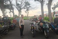 KBO Satlantas Polres Kediri Kota Iptu Murnianto tampak sedang melakukan penertiban balap liar di kawasan GOR Jayabaya, pada Sabtu (29/11/2025) sore