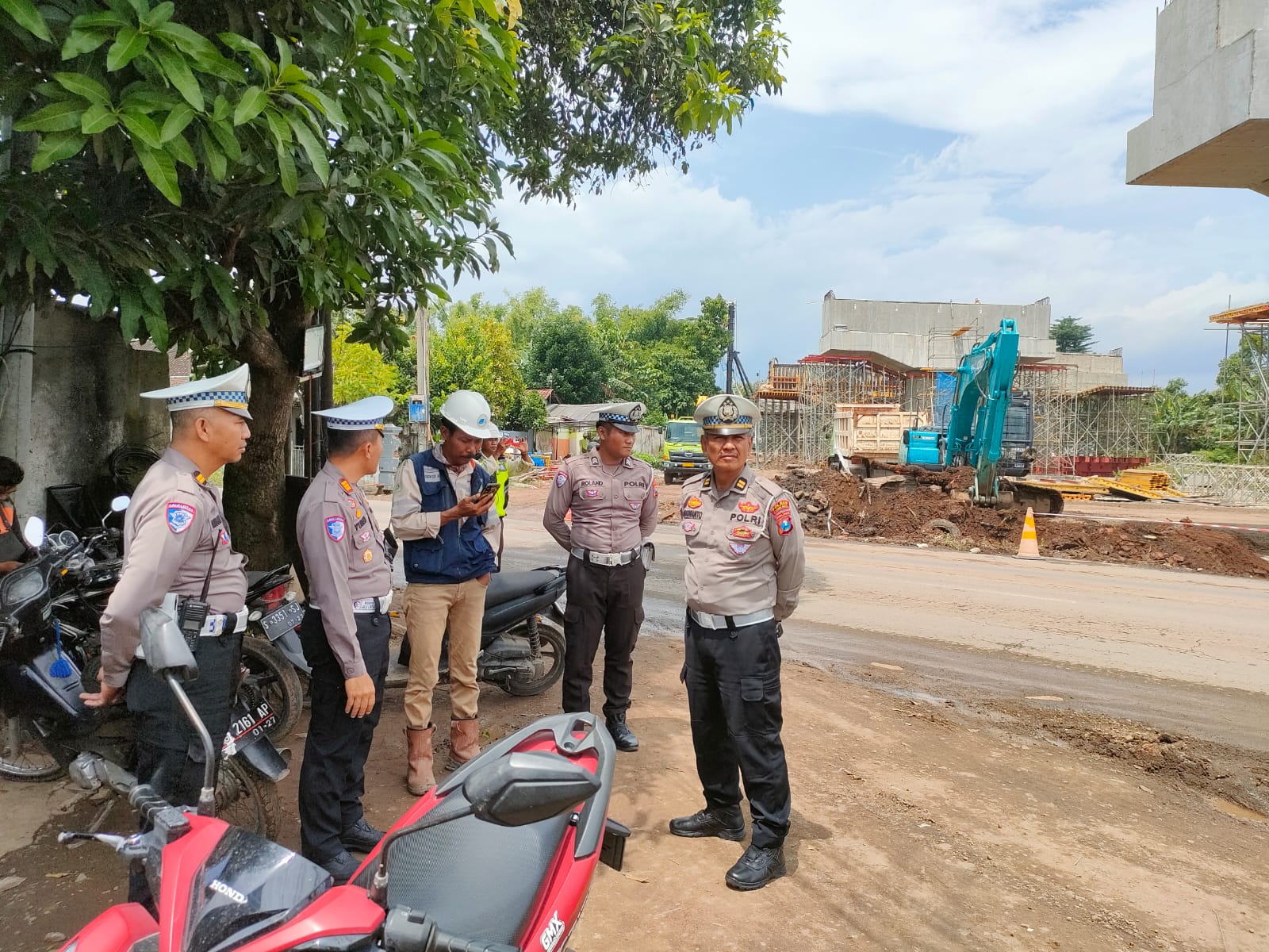 Kasatlantas Polres Kediri Kota AKP Tutud Yudho Prastyawan  Pimpin Survei Jalur Jelang Pengalihan Arus Lalulintas sebagai bagian dari persiapan pengalihan arus lalu lintas dampak rencana penutupan jalan dalam proses erection girder Jembatan Tol Kediri–Bandara Dhoho.