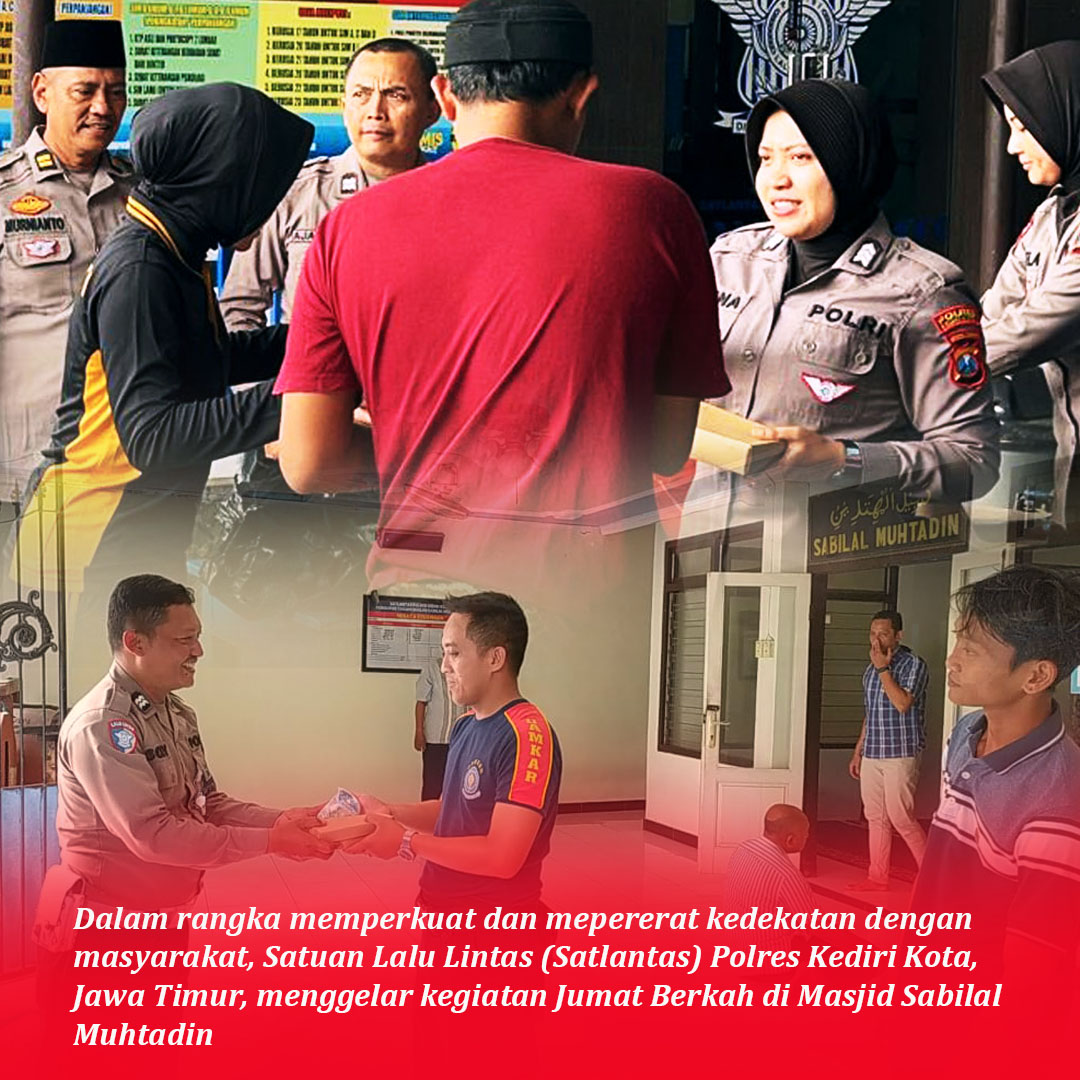 Tampak KBO Satlantas Polres Kediri Kota Iptu Murnianto, S.H., bersama sejumlah person el Satlantas sedang melakukan Jumat Berkah dengan membagikan nasi kotak kepada jamaah seusai menunaikan ibadah Sholat Jumat