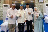 Sekretaris DPC Partai Gerindra Kota Depok sekaligus Ketua Komisi B DPRD Kota Depok, Hamzah (kiri), didampingi sang istri, Evi Rahmawati (kanan), berfoto bersama Wali Kota Depok Supian Suri dan Wakil Wali Kota Chandra Rahmansyah saat menghadiri acara buka puasa bersama di kediaman Wali Kota Supian Suri, Cilodong. (Foto: Purnamanews/Yudi Bahtiar)