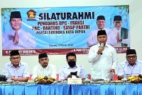 Walikota Depok Supian Suri (berdiri), Pradi Supriatna (kiri), H Hamzah (paling kanan), Ketua Fraksi Gerindra Edy Masturo (kanan kedua), Anggota DPR RI Nuroji (kanan ketiga), pada saat Silaturahmi Pengurus Partai Gerindra Kota Depok (Foto: Purnamanews/Yudi Bahtiar)