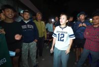 Ayu Ting Ting bersama warga Pondok Rajeg = Cibinong, (Foto: YouTube Qiss You TV/ Purnamanews-Yudi Bahtiar)