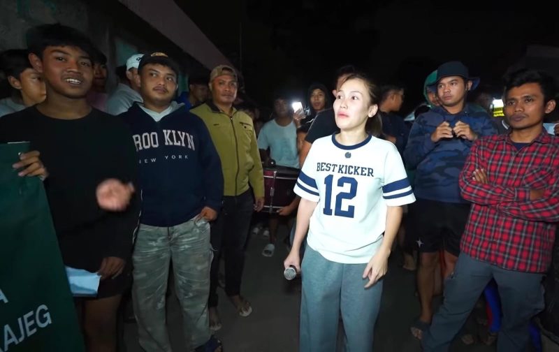 Ayu Ting Ting bersama warga Pondok Rajeg = Cibinong, (Foto: YouTube Qiss You TV/ Purnamanews-Yudi Bahtiar)