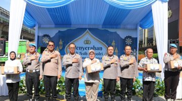 Jelang Lebaran, Kapolri Salurkan Tali Asih Dan Sembako Kepada Personel Polri