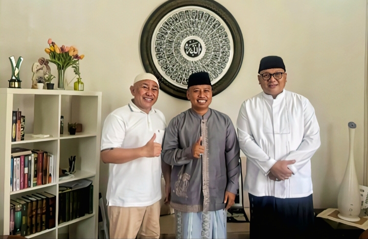 Mantan Walikota Depok, KH Mohammad Idris (kiri), Supian Suri Walikota Terpilih (tengah), Ketua DPC Gerindra Pradi Supriatna (kanan), (Foto: Purnamanews/Yudi Bahtiar)