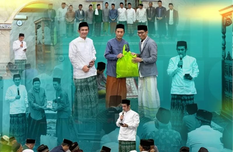 Pengurus PKB Depok, Iwan Setiawan (Sekjen PKB) baju putih dan Siswanto (Ketua Fraksi PKB DPRD Depok) kain putih,  pada saat pemberian buah tangan, disalah satu masjid di Kota Depok.
(Foto: Purnamanews/Yudi Bahtiar)
