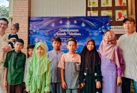 Ketua Pokja Media Center/ Ketua Bolone SS (gendong anak yatim), Ketua Panita Deni Prianto (Pojok Kiri), bersama Anak- anak Yatim Piatu, Acara Bukber & Santunan
(Foto: Purnamanews / Yudi Bahtiar)