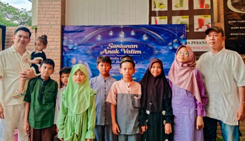 Ketua Pokja Media Center/ Ketua Bolone SS (gendong anak yatim), Ketua Panita Deni Prianto (Pojok Kiri), bersama Anak- anak Yatim Piatu, Acara Bukber & Santunan
(Foto: Purnamanews / Yudi Bahtiar)