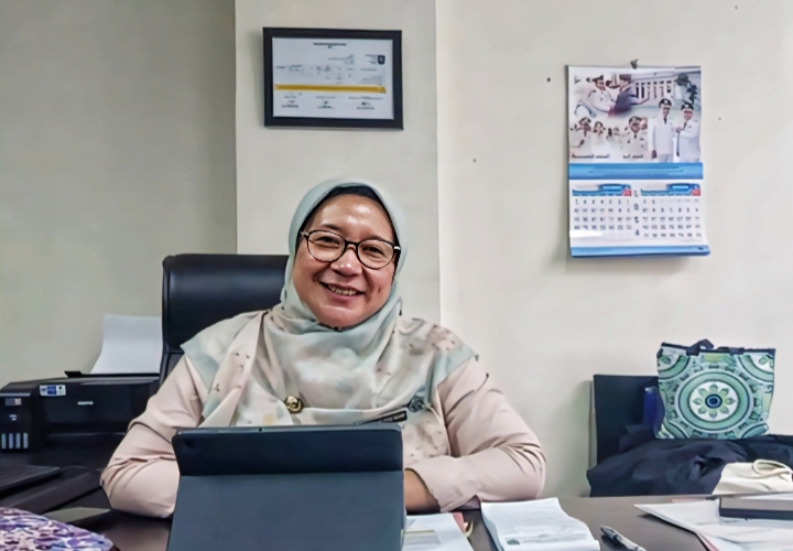 Pelaksana Tugas (Plt) Kepala DLHK Kota Depok, Reni Siti Nuraeni, Saat wawancara di Gedung Baleka 1, Pemkot Depok 
(Foto:Purnamanews/Yudi Bahtiar)