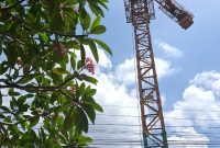 Penampakan Tower Crane Terpasang di Halaman Rumah Sakit Swasta
(Foto: Purnamanews/Yudi Bahtiar)
