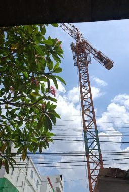 Keberadaan Tower Crane di Halaman RS Swasta Depok, RT RW Belum Terima Informasi dari RS atau Pemborong