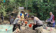 Di Hari Ke Enam,Rutin Polri Bersama Warga Gotong Royong Membangun Jembatan Merah Putih Presisi di Kampung Cikaduen