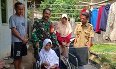Wujud Kepedulian TNI, Koramil 0602-08/Petir Kodim 0602/Serang Serahkan Bantuan Kursi Roda untuk Siswa Disabilitas