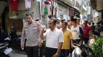 Kapolres Jakarta Barat Sapa Warga Kedoya Utara Secara Door To Door : Perkuat Kedekatan Polisi Dan Masyarakat