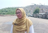 Plt Kepala DLHK Kota Depok, Reni Siti Nuraini, pada saat wawancara dengan awak media (Foto: Purnamanews.com/Yudi Bahtiar)

