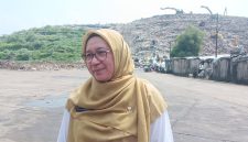 Plt Kepala DLHK Kota Depok, Reni Siti Nuraini, pada saat wawancara dengan awak media (Foto: Purnamanews.com/Yudi Bahtiar)

