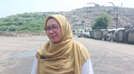 Plt Kepala DLHK Kota Depok, Reni Siti Nuraini, pada saat wawancara dengan awak media (Foto: Purnamanews.com/Yudi Bahtiar)

