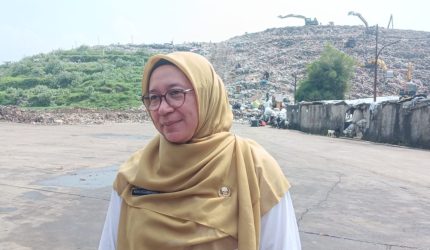 Plt Kepala DLHK Kota Depok, Reni Siti Nuraini, pada saat wawancara dengan awak media (Foto: Purnamanews.com/Yudi Bahtiar)