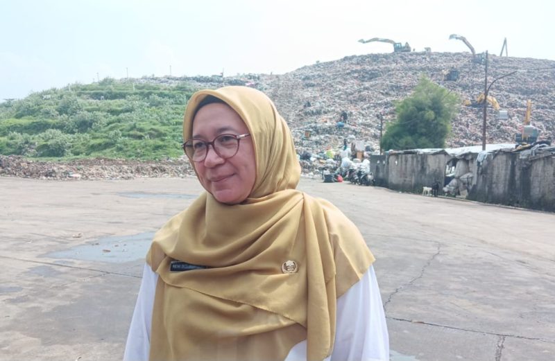 Plt Kepala DLHK Kota Depok, Reni Siti Nuraini, pada saat wawancara dengan awak media (Foto: Purnamanews.com/Yudi Bahtiar)

