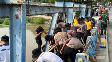 Brimob Polda Metro Jaya Bersihkan Pasar Tegal Danas Bekasi, Lingkungan Lebih Nyaman Dan Bebas Genangan