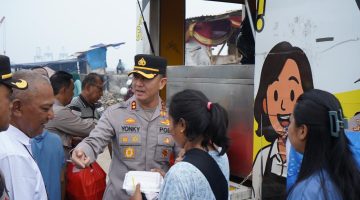 Wakapolres Jakarta Utara Bagikan 250 Paket Makanan Di Kampung Kerang Hijau Cilincing