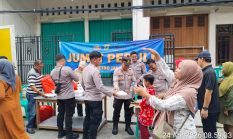 Polres Jakarta Utara Bagikan 300 Nasi Box Dalam Program Jumat Peduli : Bangun Kedekatan Polri Dan Masyarakat