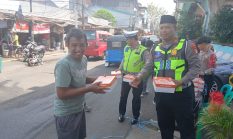 Unit Lantas Tambora Bagikan Nasi Kotak Untuk Warga Dalam Jumat Berkah