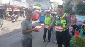 Unit Lantas Tambora Bagikan Nasi Kotak Untuk Warga Dalam Jumat Berkah