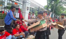 Polres Metro Jakarta Pusat Layani Penyampaian Pendapat Buruh Di MA, Bagikan Roti Dan Air Mineral Kepada Peserta Aksi