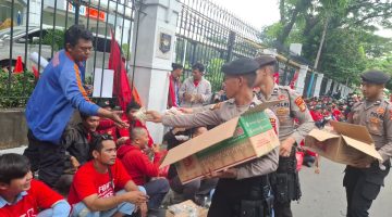 Polres Metro Jakarta Pusat Layani Penyampaian Pendapat Buruh Di MA, Bagikan Roti Dan Air Mineral Kepada Peserta Aksi