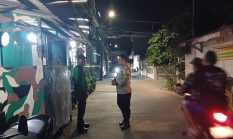 Polisi Dan Linmas Perkuat Keamanan Lingkungan Dengan Giat Sambang Malam Hari Di Jelambar