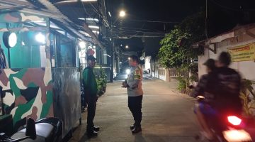 Polisi Dan Linmas Perkuat Keamanan Lingkungan Dengan Giat Sambang Malam Hari Di Jelambar