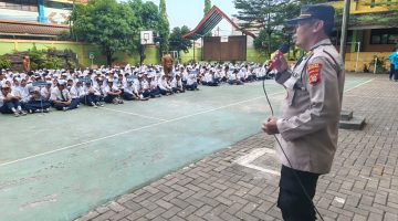 Polisi Tekankan Bahaya Tawuran, Narkoba Dan Bullying Saat Jadi Inspektur Upacara Di SMPN 244 Jakarta