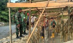 Pastikan Kualitas Terbaik, Pasiter Kodim 0602/Serang Tinjau Pembangunan Jembatan Perintis Garuda Di Kelurahan Umbul Tengah