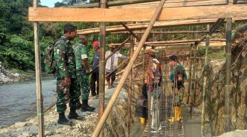 Pastikan Kualitas Terbaik, Pasiter Kodim 0602/Serang Tinjau Pembangunan Jembatan Perintis Garuda Di Kelurahan Umbul Tengah