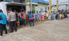 Polsek Penjaringan Bagikan Paket Makanan Untuk Warga Kapuk Muara